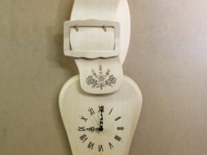 Glockenuhr mit Alpenblumen