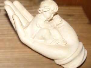 Bub in schützender Hand