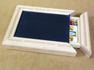 Jasskasten beschriftet